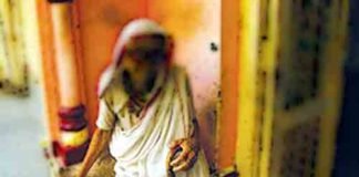 करंसी बैन से बढ़ा बुजुर्गों का दर्द: घर में देखभाल रुकी, अस्पताल भी दाखिल नहीं कर रहे