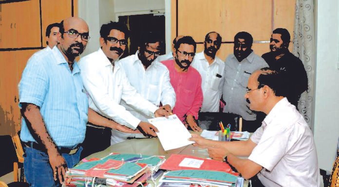 सोलापुर डिस्ट्रिक कैमिस्ट एंड ड्रगिस्ट एसोसिएशन ने सडक़ों पर किया विरोध प्रदर्शन