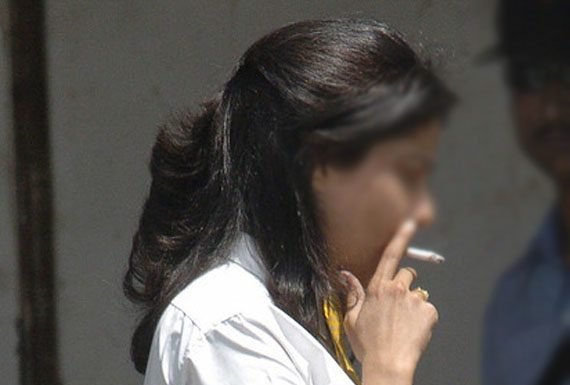 सीगरेट के धुंए में उड़ रही लड़कियों की लाइफ