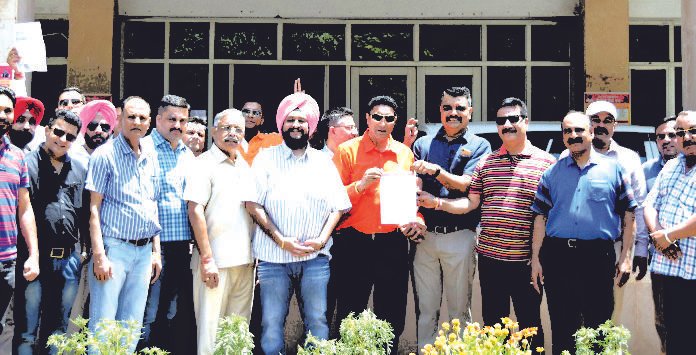 मोहाली कैमिस्ट एंड ड्रगिस्ट एसोसिएशन ने देशव्यापी बंद को लेकर डीसी को ज्ञापन दिया