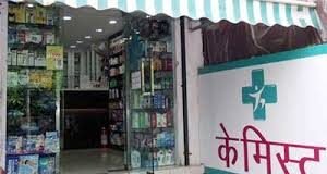 बिना लाइसेंस के चल रहे मेडिकल स्टोर में मिलीं एक्सपायर्ड दवाइयां