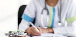 डॉक्टरों के कमरे में दवा लिख रहे दो दलाल गिरफ्तार