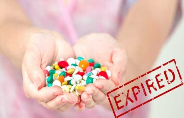 स्कूल से एक्सपायर्ड दवाएं बरामद