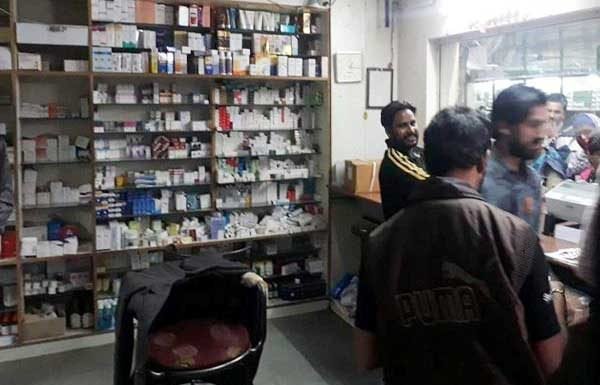 दवा व्यापारियों के बीच सियासत, ड्रग कंट्रोलर हुई शिकार