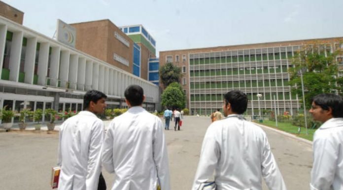 डॉक्टर पैदा करने वाले मेडिकल कॉलेज पर गिरी गाज