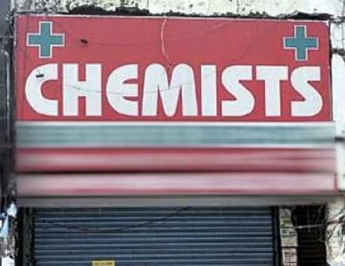 मेडिकल स्टोर पर छापेमारी, संचालकों में मची अफरा-तफरी मेडिकल स्टोर