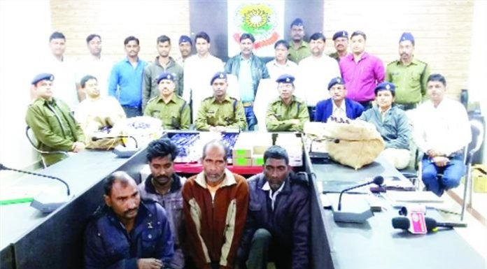 नशीली दवाओं का जखीरा मिला, 4 गिरफ्तार