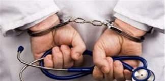 दवा सप्लायर से एक लाख रिश्वत लेते मैनेजर को दबोचा गिरफ्तार