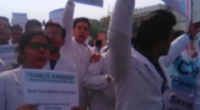 एनएमसी बिल का विरोध, सड़कों पर उतरे डॉक्टर्स