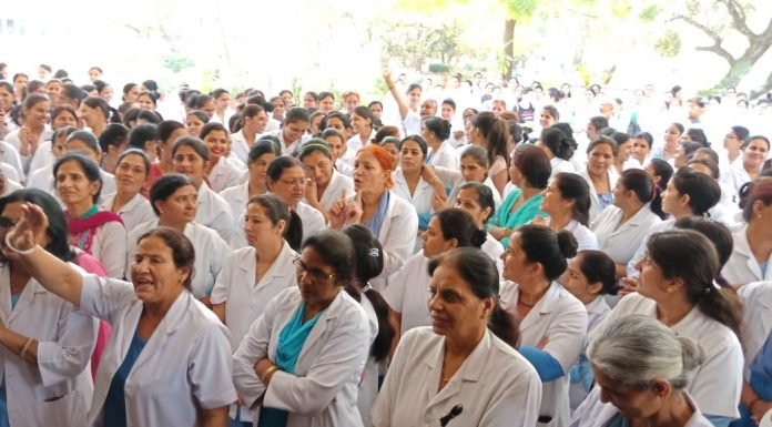 नर्सों ने अपनी मांगों को लेकर किया प्रदर्शन