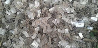 सड़क पर फेंक डाली दवा की बोरियां