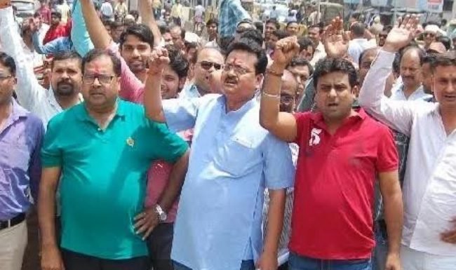 दवा व्यापारी भड़के, स्टोर बंद कर किया प्रदर्शन