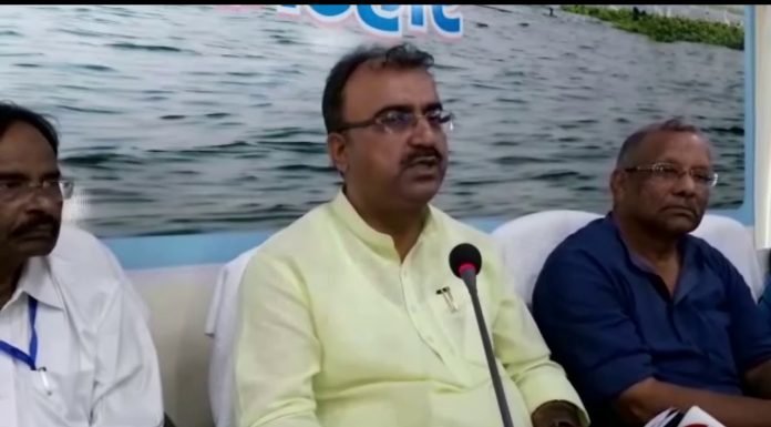 स्वास्थ्य मंत्री का आश्वासन, पुराने सिस्टम पर चलेगी दवा दुकान