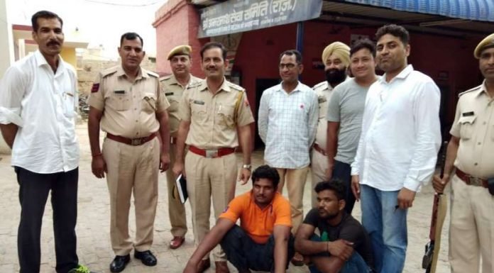 कार में ड्रग्स की खेप ले जाते दो युवक दबोचे