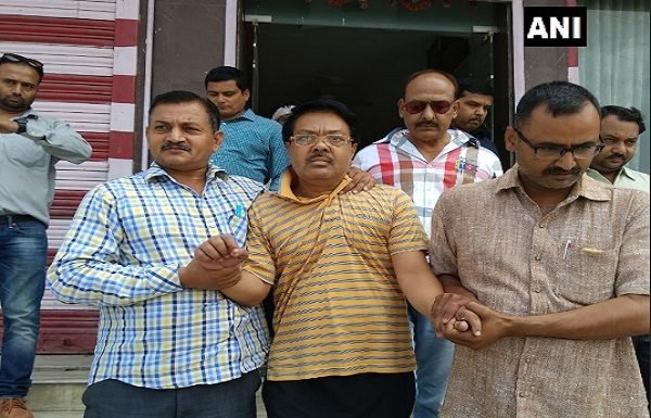45 हजार रिश्वत लेते ड्रग इंस्पेक्टर गिरफ्तार
