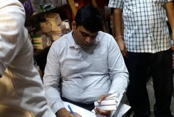 बिना बिल दवा बेचने पर एफडीए की दबिश