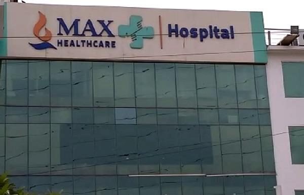 मैक्स हेल्थकेयर अस्पताल में मरीज की मौत, परिजनों ने काटा बवाल