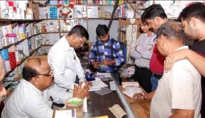 मेडिकल स्टोर पर छापामरी, 11 दवाइयों के सैंपल लिए