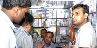 दवा बाजार में रेड, हजारों की दवाएं सील