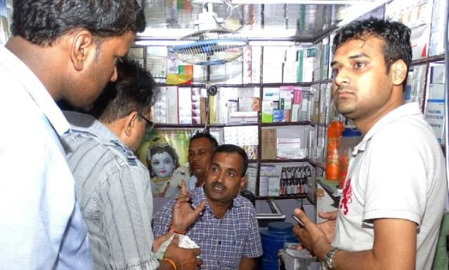 दवा बाजार में रेड, हजारों की दवाएं सील