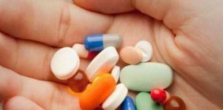 कारोबारी के मकान पर रेड, डेढ़ लाख की अमानक दवाएं जब्त