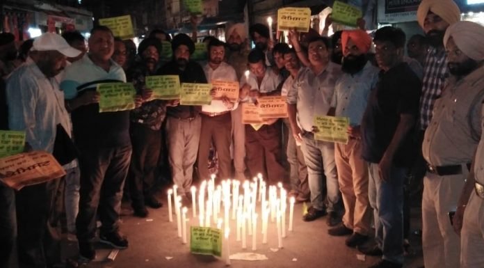 पीसीए ने कैंडल मार्च कर दिखाई गांधीगिरी