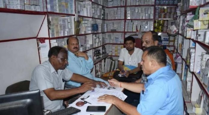 मेडिकल स्टोर पर कस्टम विभाग ने की रेड