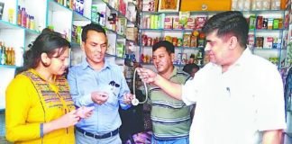 मेडिकल स्टोर पर छापेमारी, शटर गिरा गायब हुए दवा दुकानदार