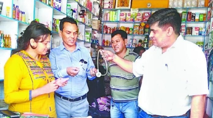 मेडिकल स्टोर पर छापेमारी, शटर गिरा गायब हुए दवा दुकानदार