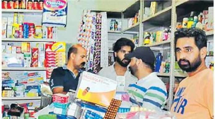 केमिस्ट शॉप पर रेड, प्रतिबंधित दवाइयां बरामद