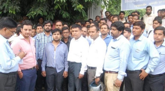दवा व्यापारी और एमआर में चेक को लेकर विवाद