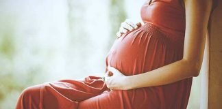 बदहाली, सब्जी के ठेले पर गर्भवती पत्नी को अस्पताल लेकर गया शख्स