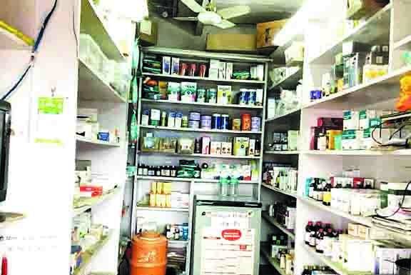 रेड में मिली 15 सौ नशीली सीरप, फ्रिज की