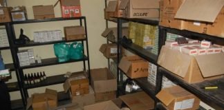 नशीली दवाइयां जब्त कर फैक्ट्री सील