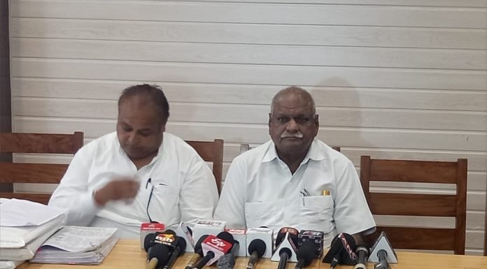 स्वास्थ्य मंत्री विज पर ऑफिस में बुलाकर धमकाने का आरोप