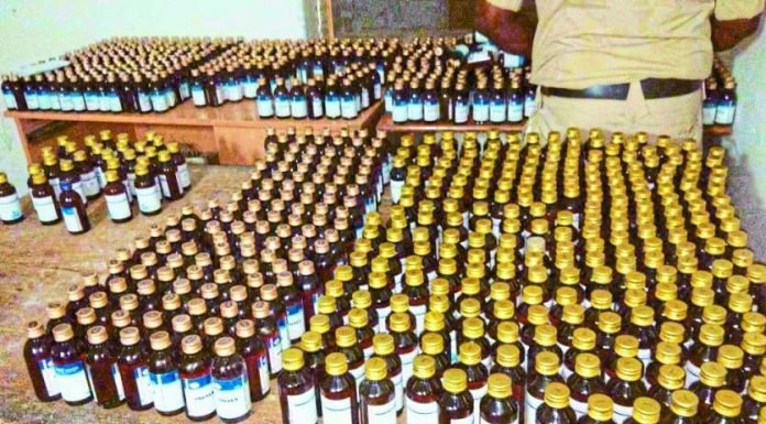कैमिस्ट शॉप पर रेड, कोरेक्स की खेप जब्त