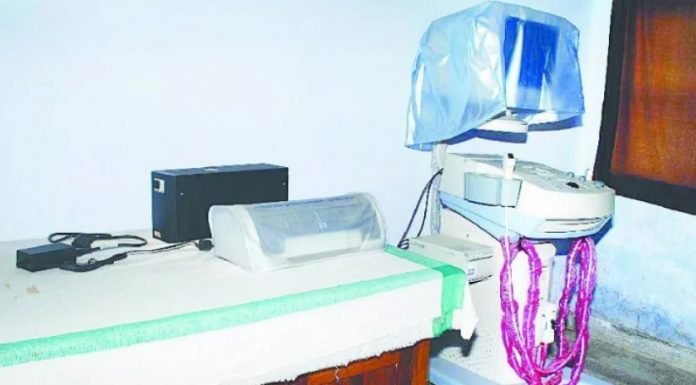 भ्रूण लिंग जांच करते कर्मचारियों को रंगे हाथों पकड़ा