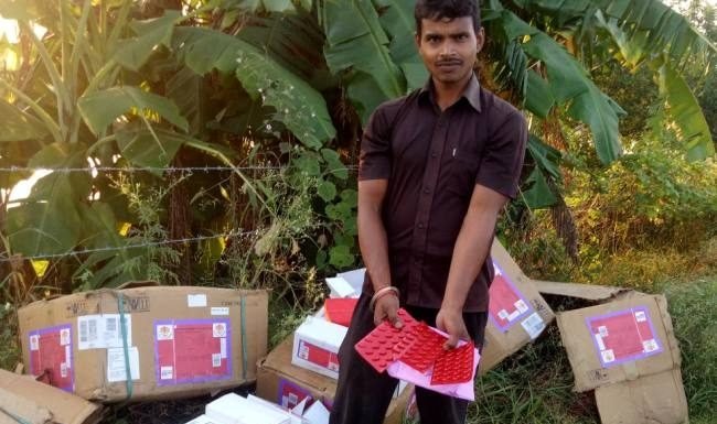 सड़क किनारे पड़े मिले सरकारी दवा के कार्टून