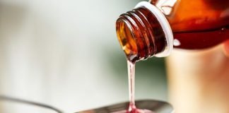 दो घरों में दबिश देकर भारी मात्रा में कफ सीरप जब्त