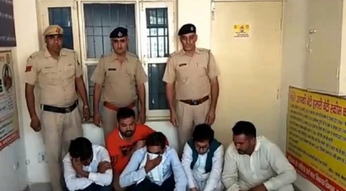 कार में भ्रूण जांच करने वाला गिरोह दबोचा