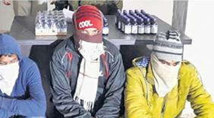 नशीली दवा बेचने आए तीन युवक दबोचे