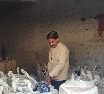 दोना-पत्तल के गोदाम पर रेड, लाखों की नशीली दवा जब्त