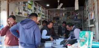मेडिकल स्टोर में छापामारी, भरे सैंपल