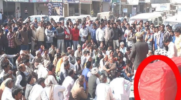 अस्पताल में महिला की मौत, शव रख प्रदर्शन कर रहे ग्रामीण
