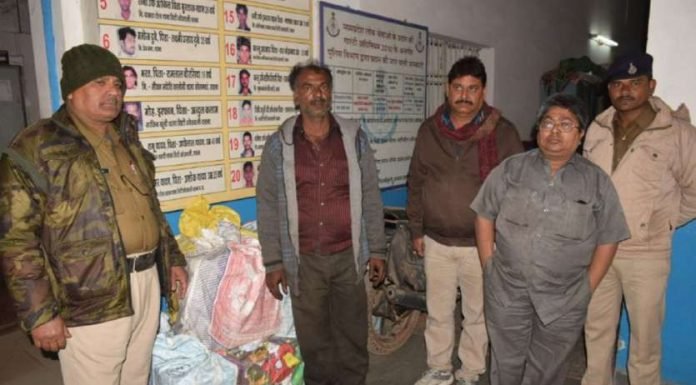 रेड कर नशीला कफ सिरप जब्त, चार गिरफ्तार