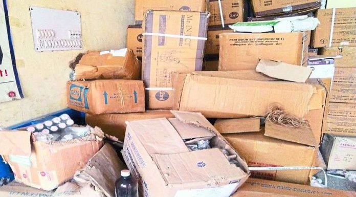 खुले में फेंक डाली एक्सपायर्ड दवाइयां