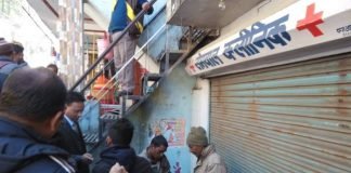 फर्जी डॉक्टर के क्लीनिक पर छापा, दवाइयां जब्त कर सील किया