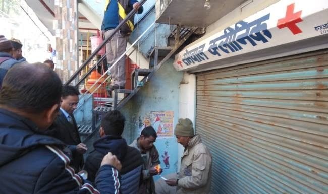 प्रतिबंधित दवा और उपकरण मिलने पर क्लीनिक सील
