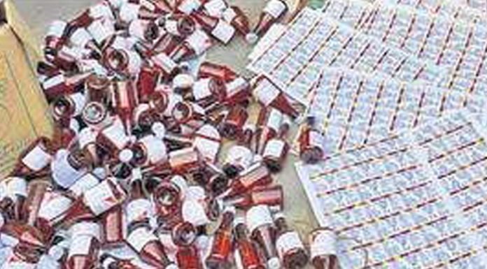 मकान पर छापेमारी कर भारी मात्रा में नकली दवा-रैपर जब्त