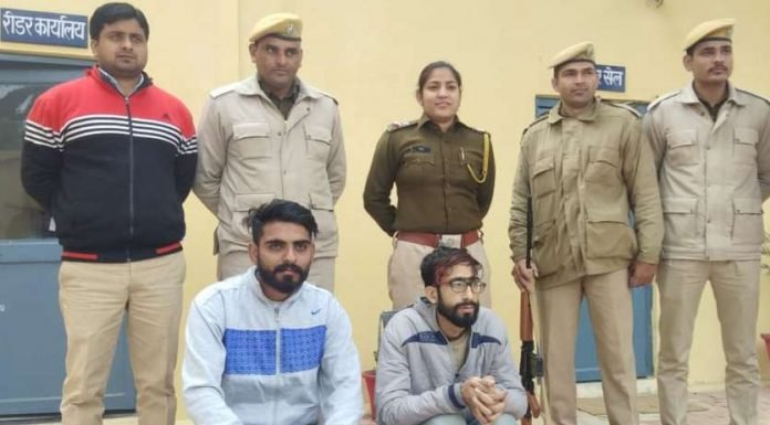 कैमिस्ट शॉप की आड़ में बेच रहे नशीली दवा, पिता-पुत्र गिरफ्तार